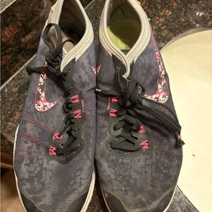 Nike Women's Black and Pink Athletic Shoes